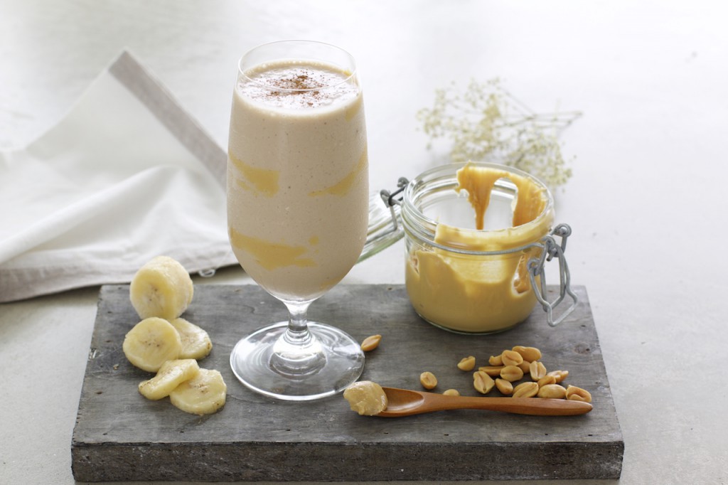 Proteinreich &amp; lecker: Erdnussmus-Bananen-Shake (vegan) – NaturallyGood