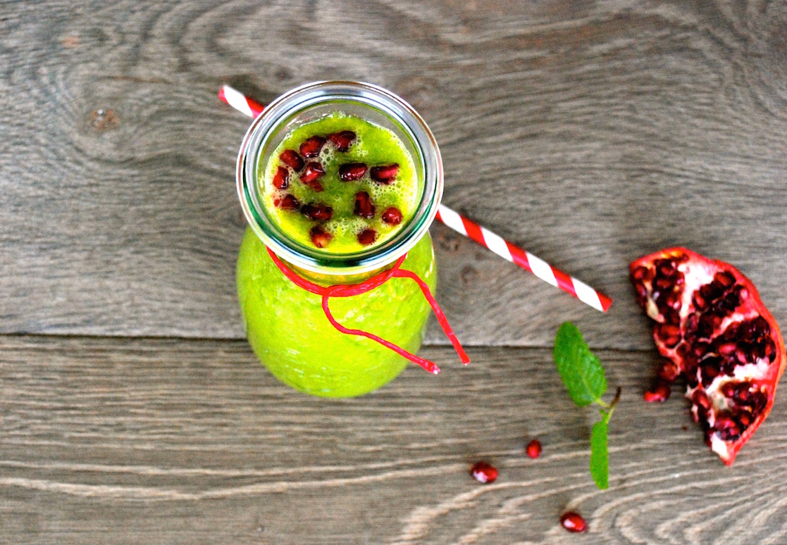 Greensmoothie mit Mangold Mango und Granatapfel - NaturallyGood