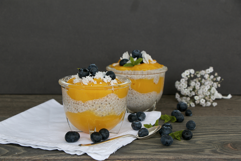 Clean Eating Frühstück: Chiapudding mit Mango-Kurkuma-Creme - NaturallyGood