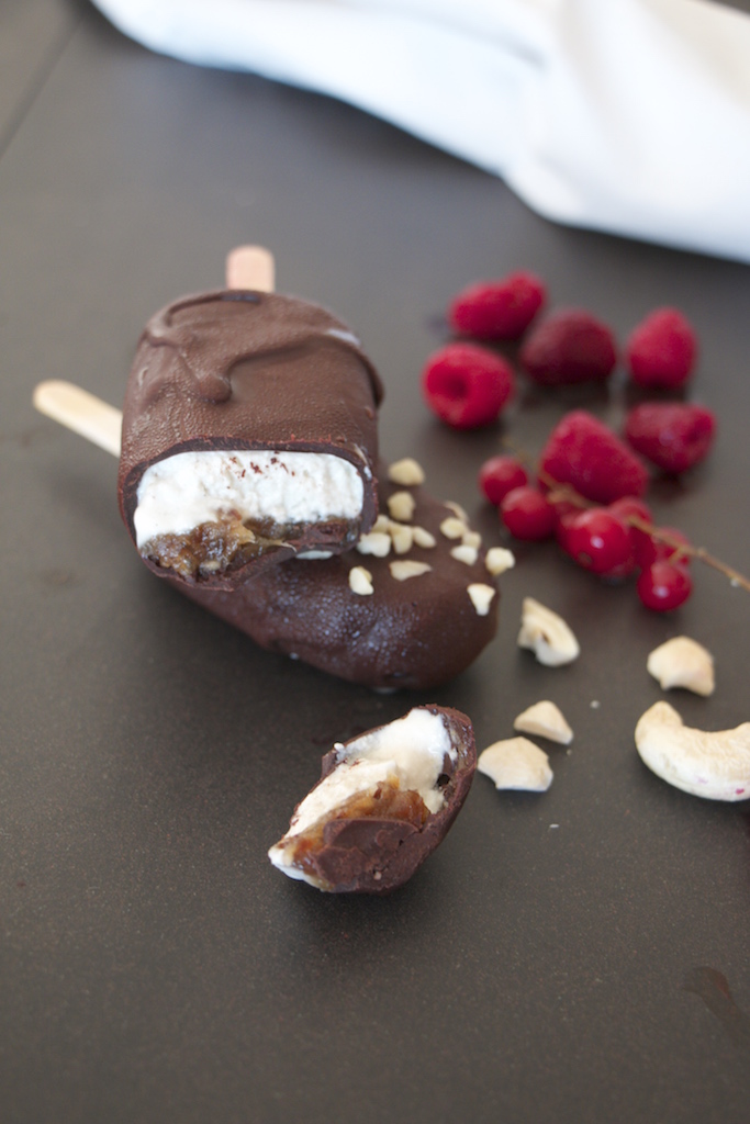 Gesund Naschen: Veganes Schoko-Eis am Stiel mit cremiger Cashew-Dattel ...