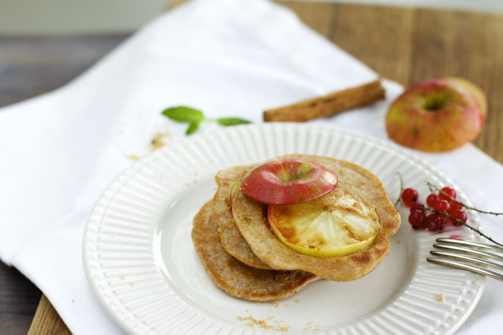 Apfelpfannkuchen: Gesunde Apfelringe mit Zimt im Cashewsahne-Teig ...