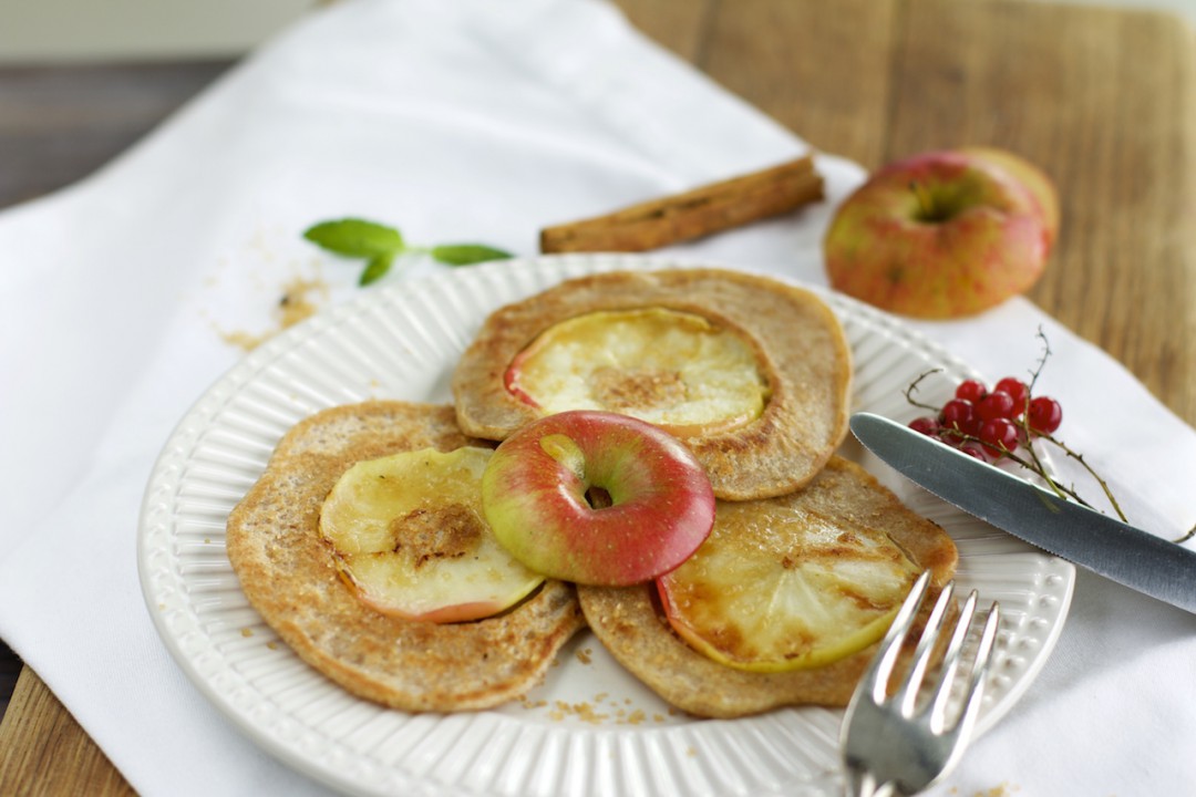 Apfelpfannkuchen: Gesunde Apfelringe mit Zimt im Cashewsahne-Teig ...