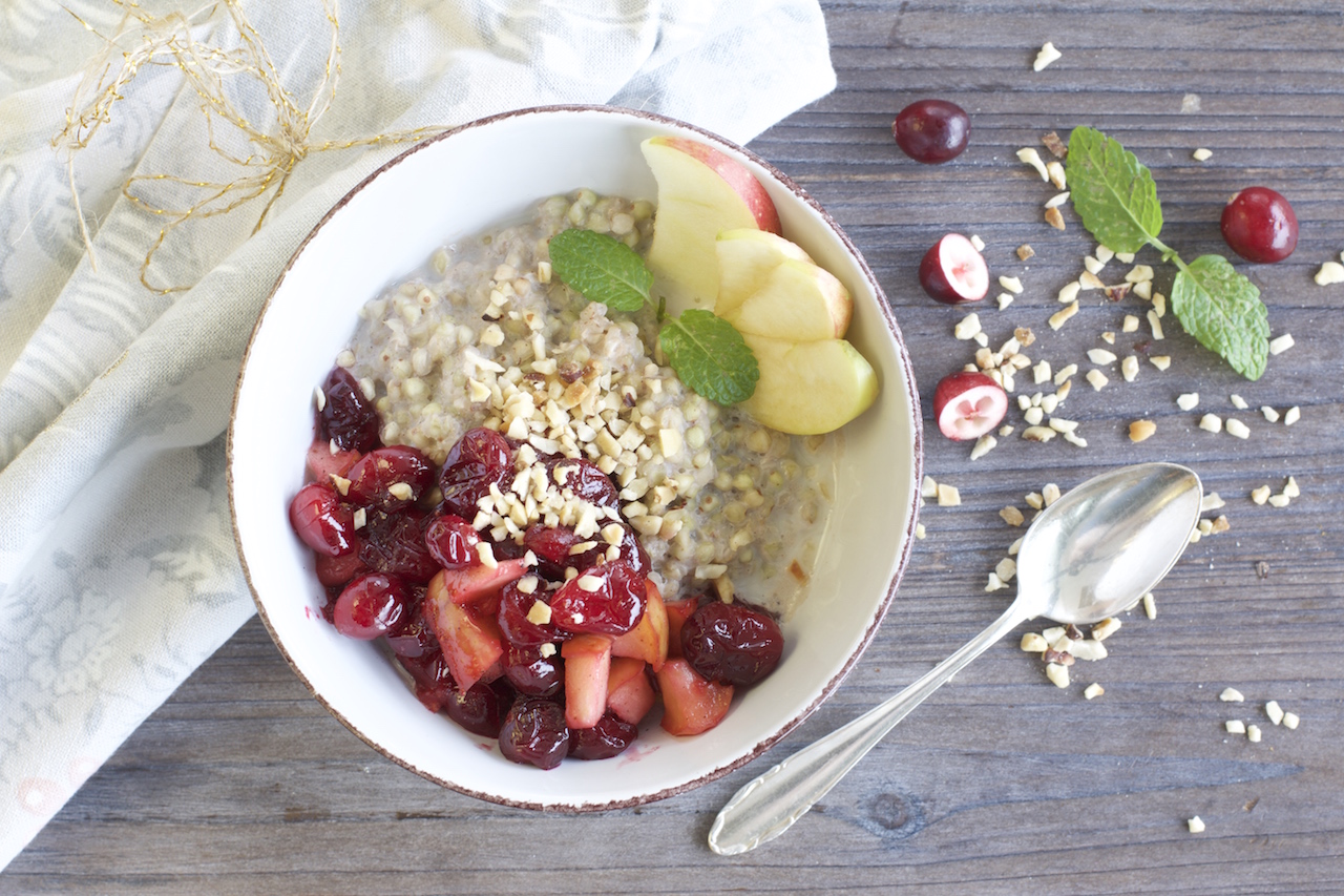 Winterliches Buchweizen-Porridge mit warmer Cranberry-Apfel-Sauce ...