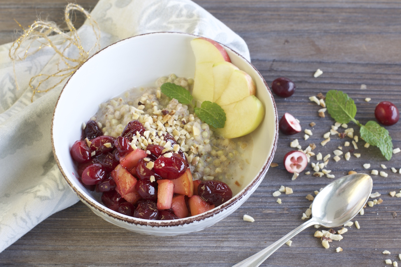 Winterliches Buchweizen-Porridge mit warmer Cranberry-Apfel-Sauce ...