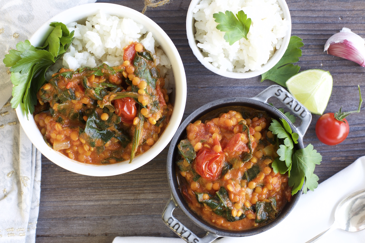 Eiweißreich und sättigend: Linsen-Kokos-Curry mit Blattspinat (vegan ...