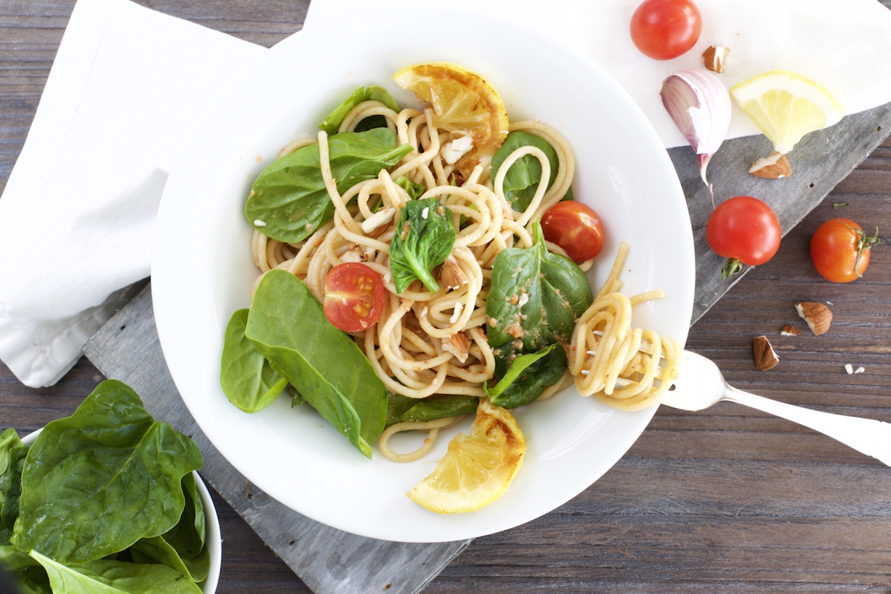Leicht und nahrhaft: Pasta mit frischer Tomatensauce, Blattspinat und ...