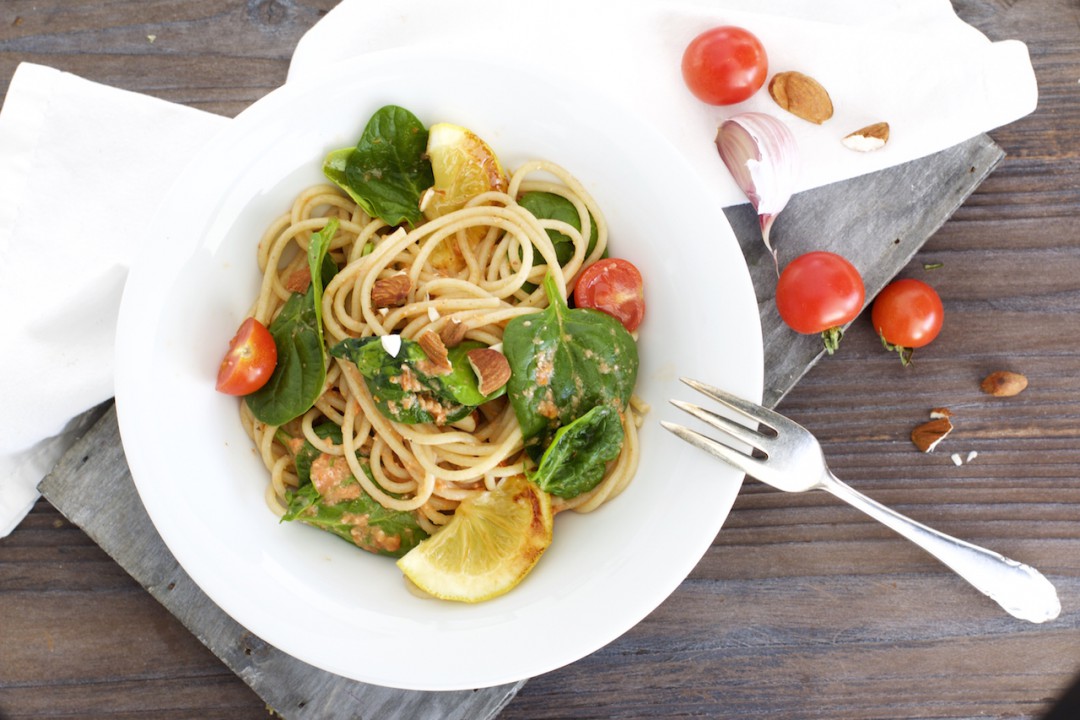 Leicht und nahrhaft: Pasta mit frischer Tomatensauce, Blattspinat und ...