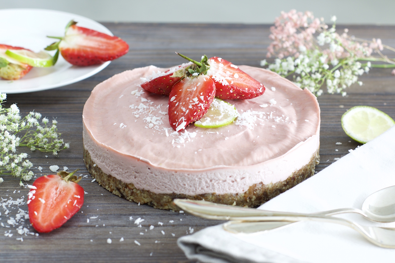 Gesunde Erdbeer-Creme-Torte (glutenfrei, vegan) - NaturallyGood