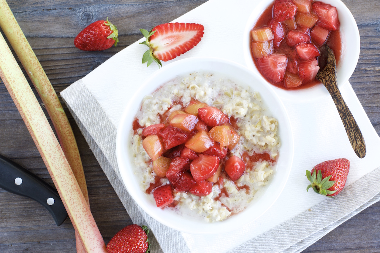 Clean Eating Frühstück: Vollkorn Reis-Porridge mit warmen Erdbeer ...
