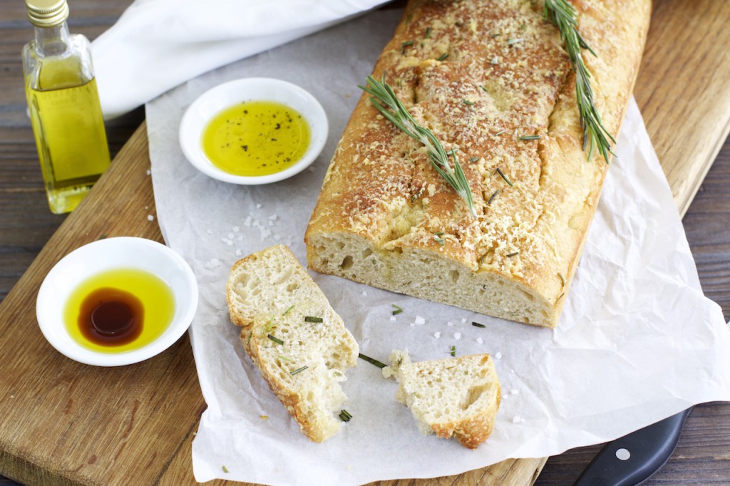 Rosmarin Focaccia mit Parmesankäse - NaturallyGood