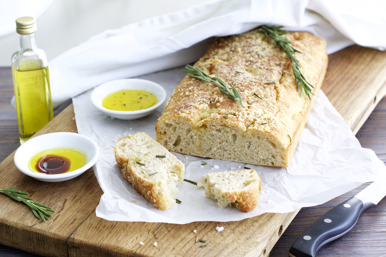 Rosmarin Focaccia mit Parmesankäse - NaturallyGood