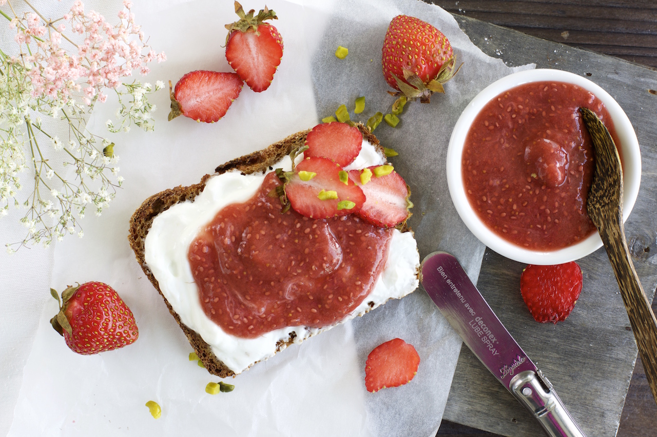Selbstgemachte Erdbeer-Rhabarber-Marmelade mit Chia - NaturallyGood