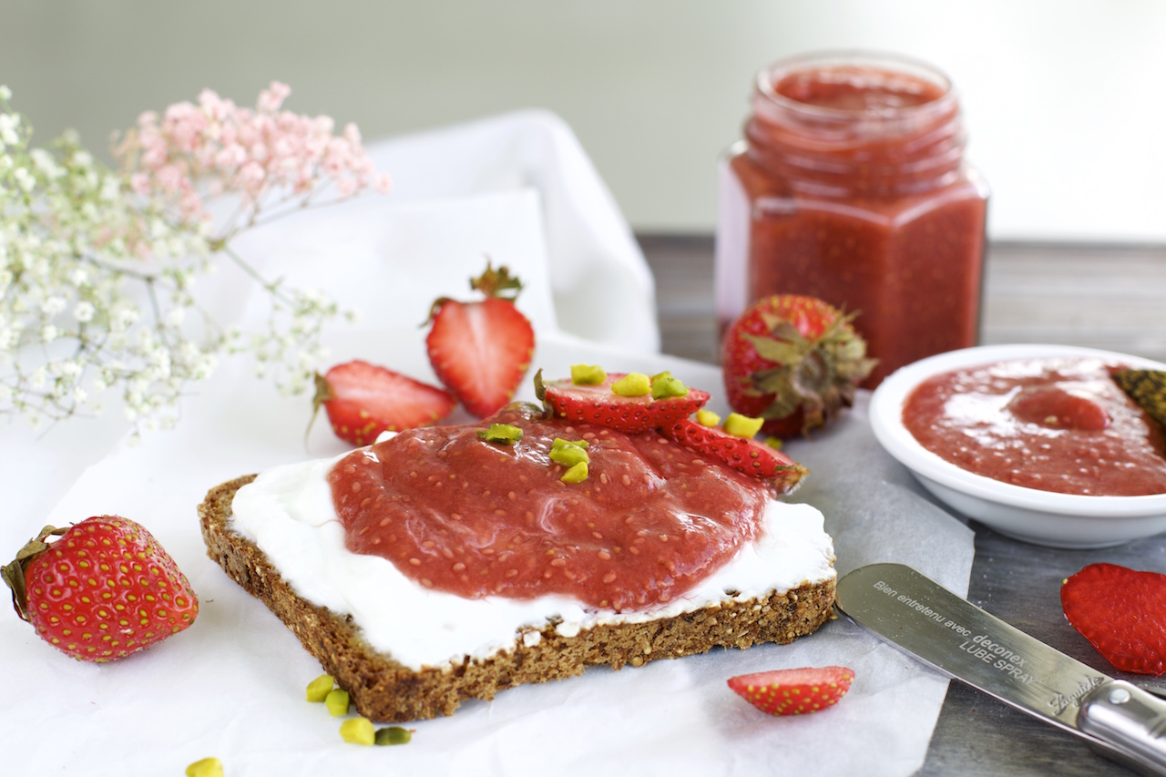Selbstgemachte Erdbeer-Rhabarber-Marmelade mit Chia - NaturallyGood
