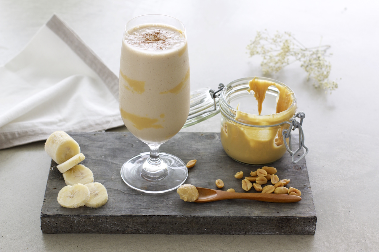 Proteinreich &amp; lecker: Erdnussmus-Bananen-Shake (vegan) - NaturallyGood
