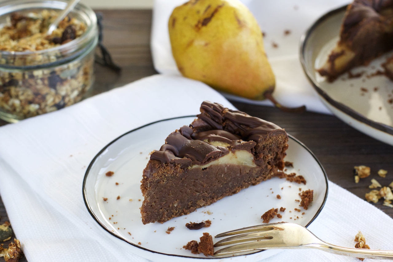 Saftiger Schokoladen-Birnenkuchen (vegan) - NaturallyGood