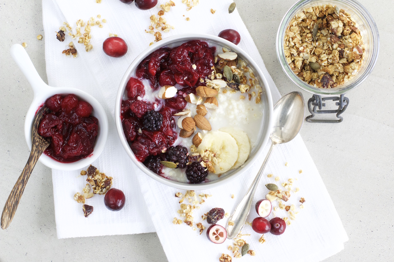Power-Frühstück: Hirse-Porridge mit Cranberry-Kompott - NaturallyGood