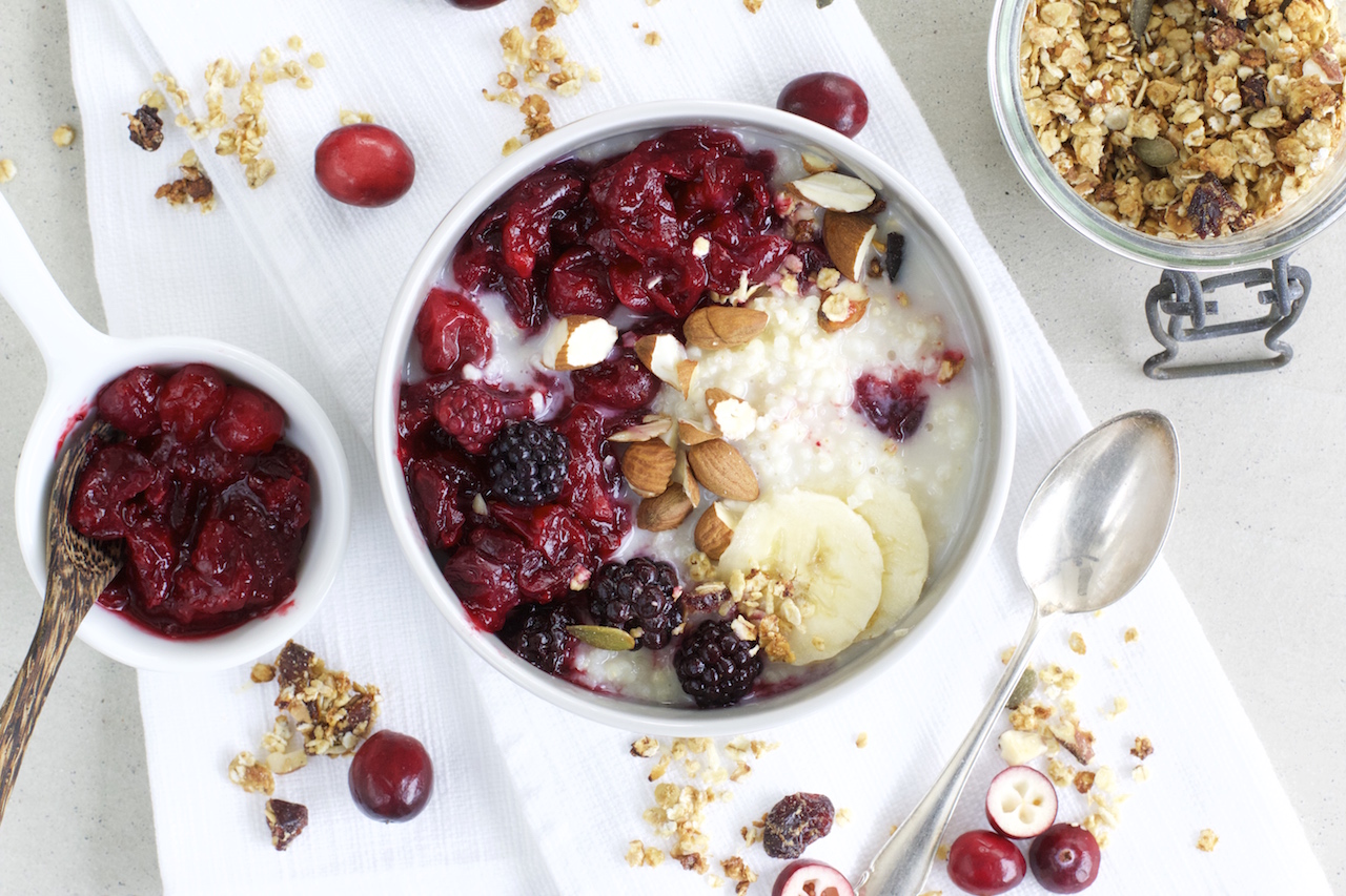 Power-Frühstück: Hirse-Porridge mit Cranberry-Kompott - NaturallyGood