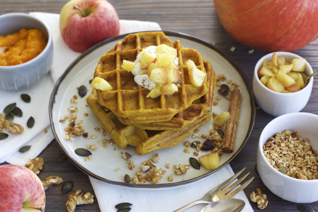 Süße Kürbis-Waffel mit Apfel-Zimt-Kompott (vegan & glutenfrei ... Süße Kürbis-Waffel mit Apfel-Zimt-Kompott (vegan & glutenfrei ...