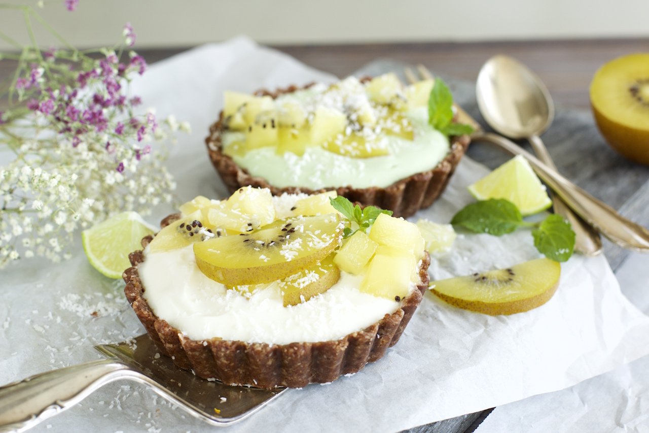 Kiwi Joghurt Schokoladen-Tartes {No-bake &amp; glutenfrei} - NaturallyGood