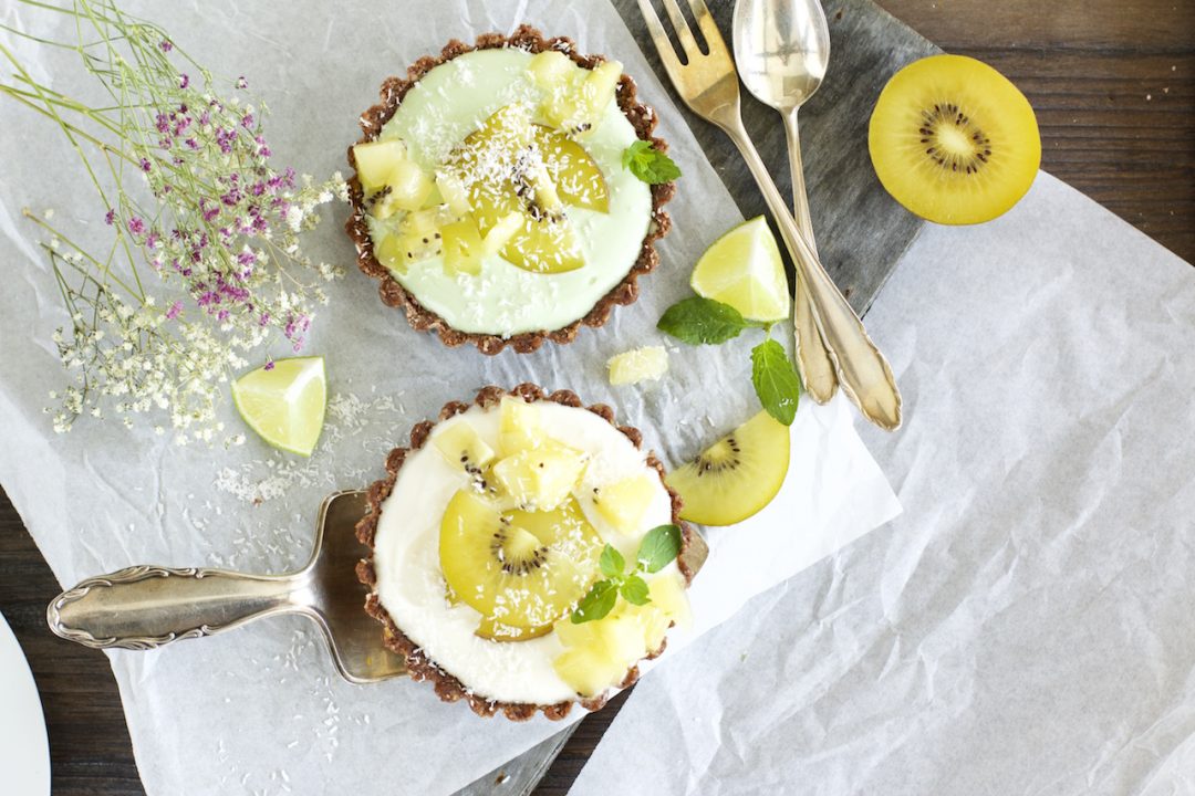 Kiwi Joghurt Schokoladen-Tartes {No-bake &amp; glutenfrei} - NaturallyGood