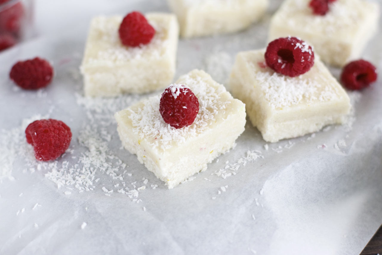 Kokos-Konfekt {vegan, gluten- & zuckerfei} - NaturallyGood Kokos-Konfekt {vegan, gluten- & zuckerfei} - NaturallyGood