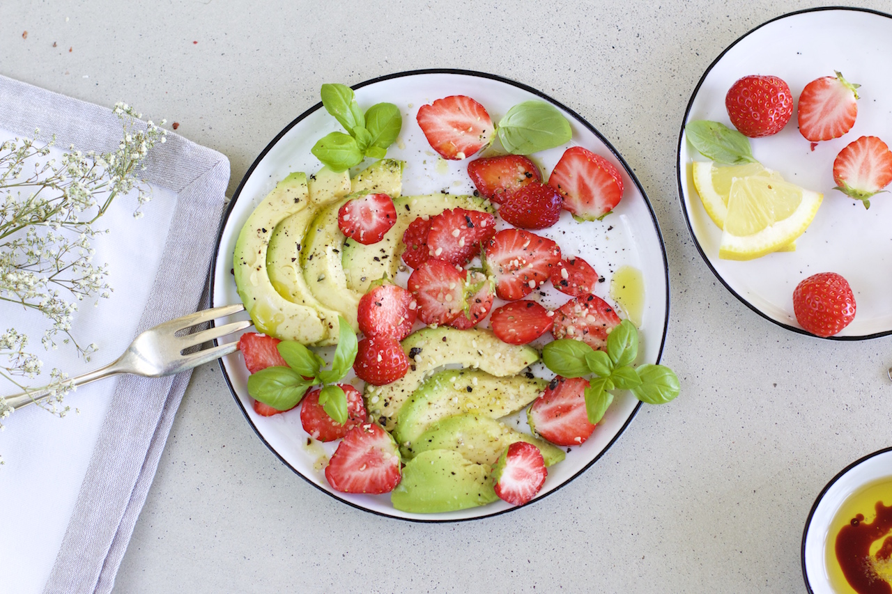 Avocado-Erdbeer-Salat mit Hanfsamen | Leicht &amp; gesund - NaturallyGood
