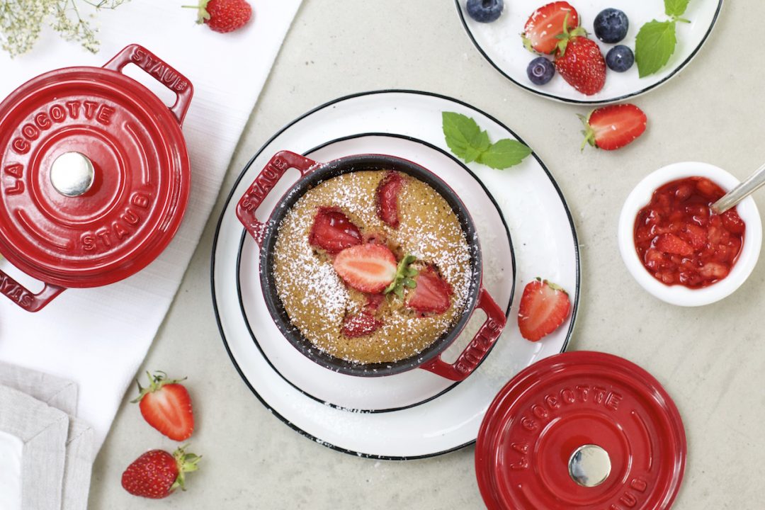 Erdbeer-Rhabarber Clafoutis {glutenfrei & low-carb} - NaturallyGood Erdbeer-Rhabarber Clafoutis {glutenfrei & low-carb} - NaturallyGood