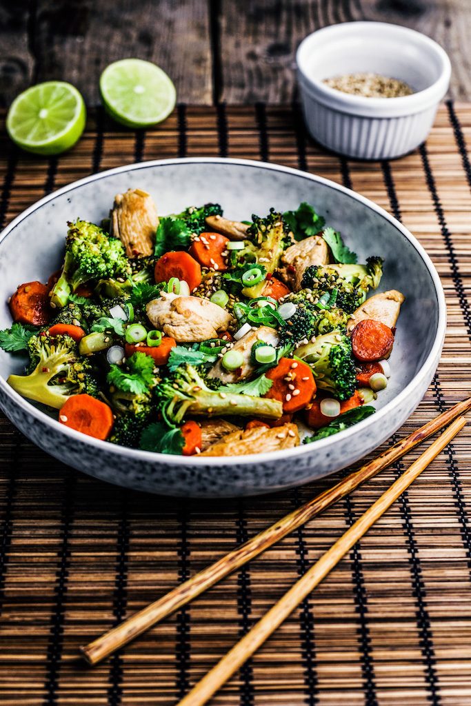 Sesam-Hühnchen mit Brokkoli und Soja-Limetten-Marinade - NaturallyGood