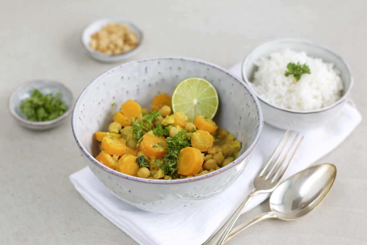 Veganes Karotten-Curry mit Kichererbsen {Eiweißreich} - NaturallyGood
