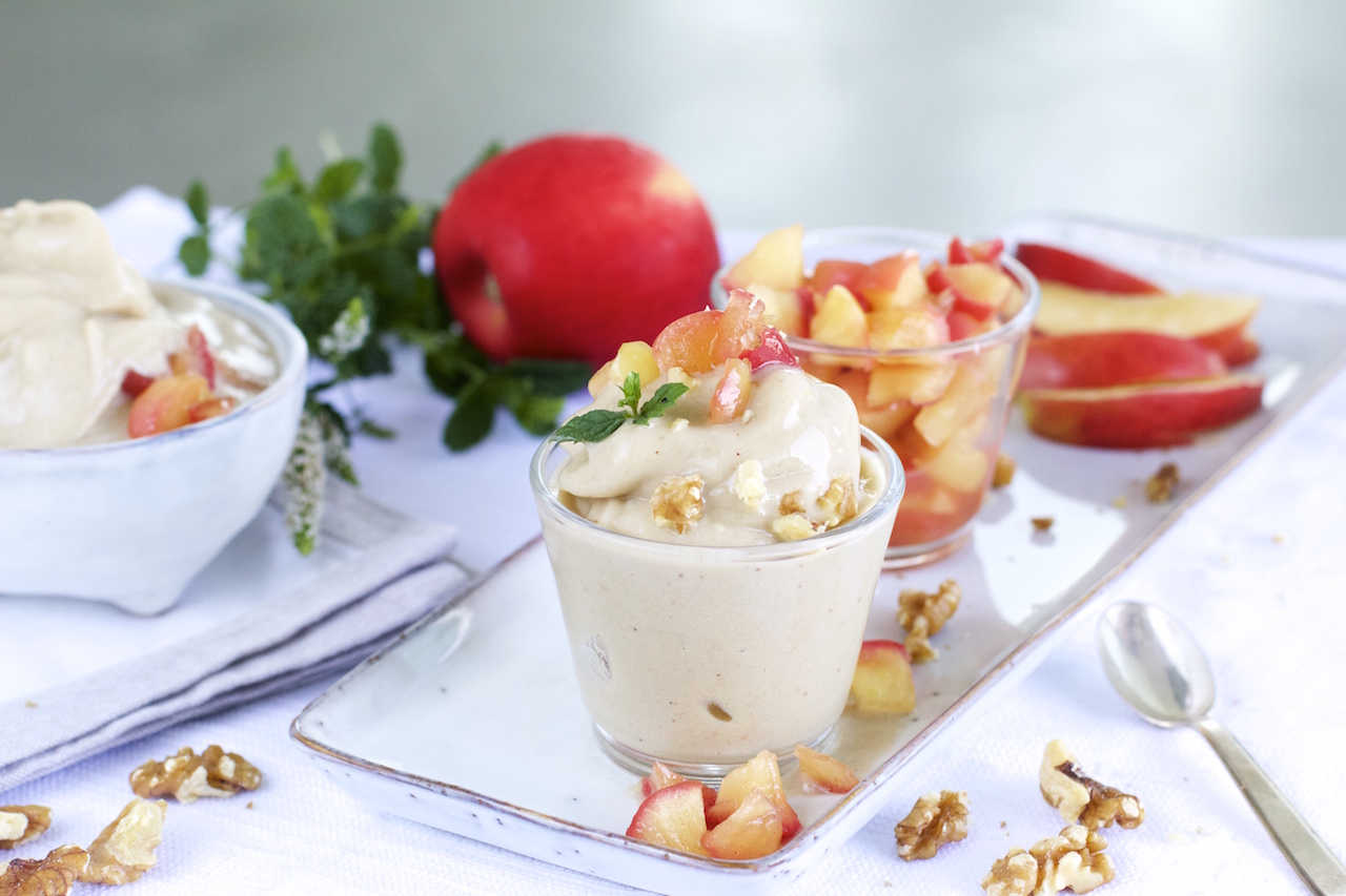 Apfel-Zimt-Nicecream mit warmer Apfelsauce - NaturallyGood