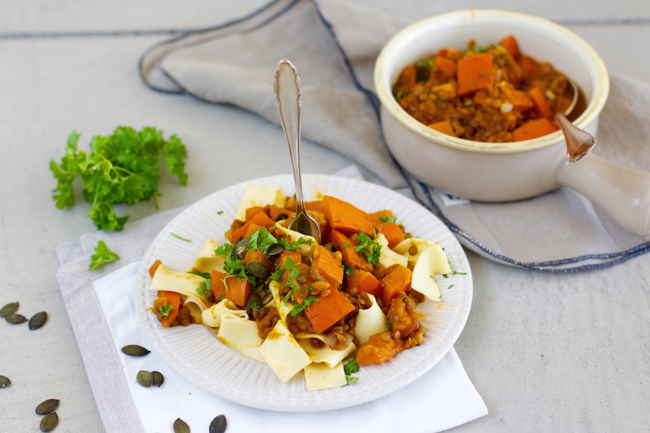 Kürbis-Gulasch | Gesunder Sattmacher - ohne Fleisch {vegan} - NaturallyGood Kürbis-Gulasch | Gesunder Sattmacher - ohne Fleisch {vegan} - NaturallyGood