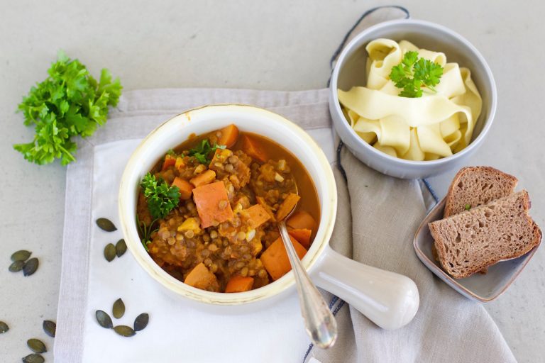 Kürbis-Gulasch | Gesunder Sattmacher - ohne Fleisch {vegan} - NaturallyGood