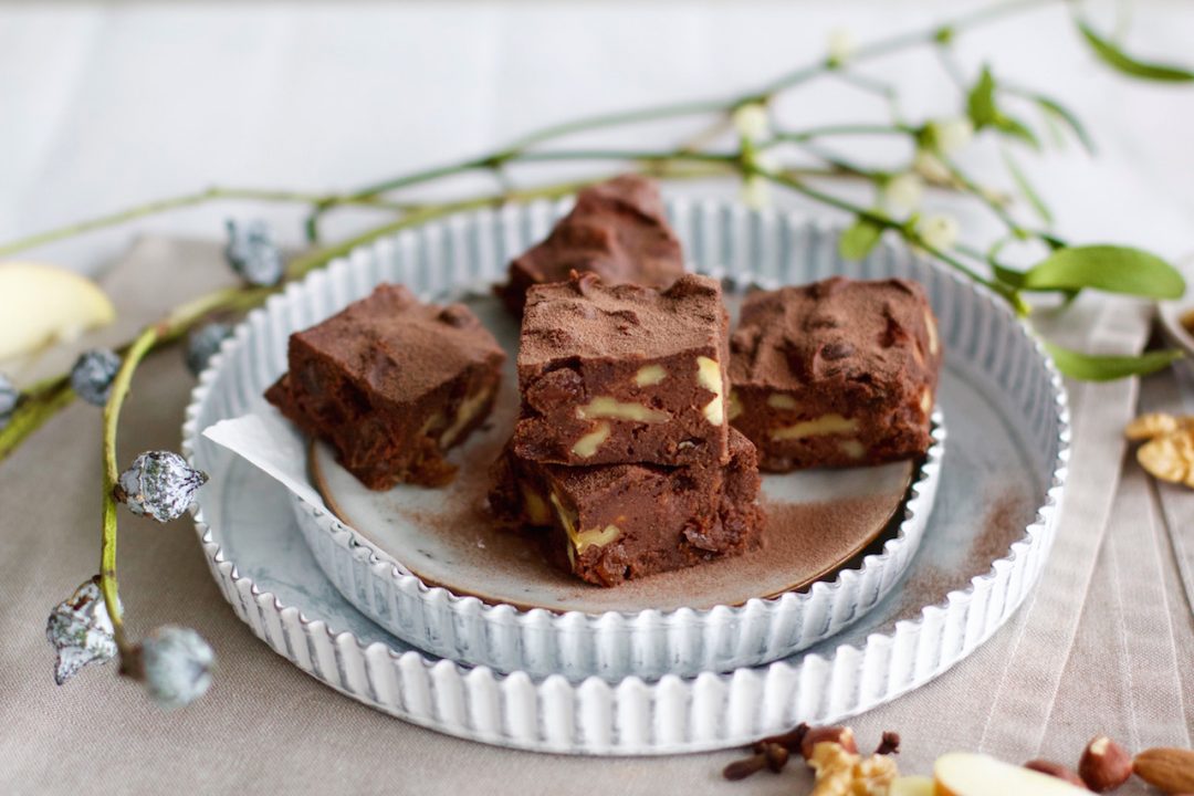 Gesunde Apfel-Walnuss Brownies {ohne Zucker &amp; glutenfrei} - NaturallyGood
