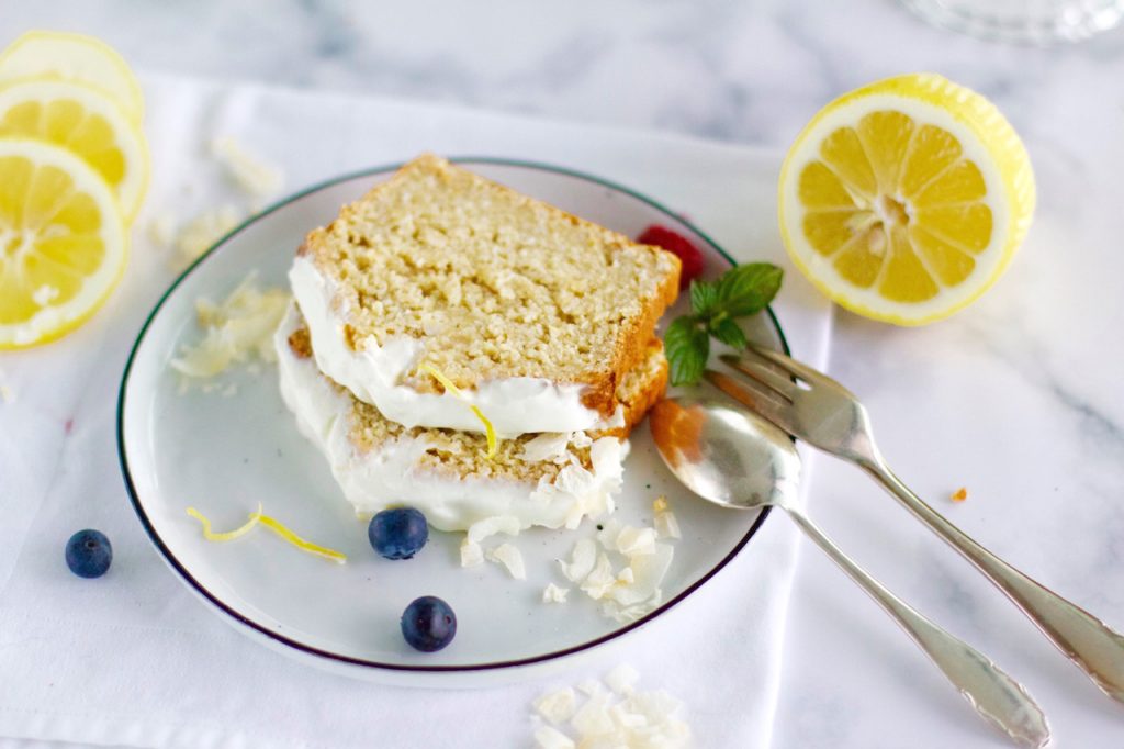 Saftiger Zitronen-Kokos-Kuchen {lecker &amp; gesund} - NaturallyGood