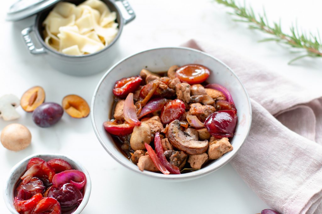 Pilzgulasch mit Hähnchen und karamellisierten Pflaumen - NaturallyGood