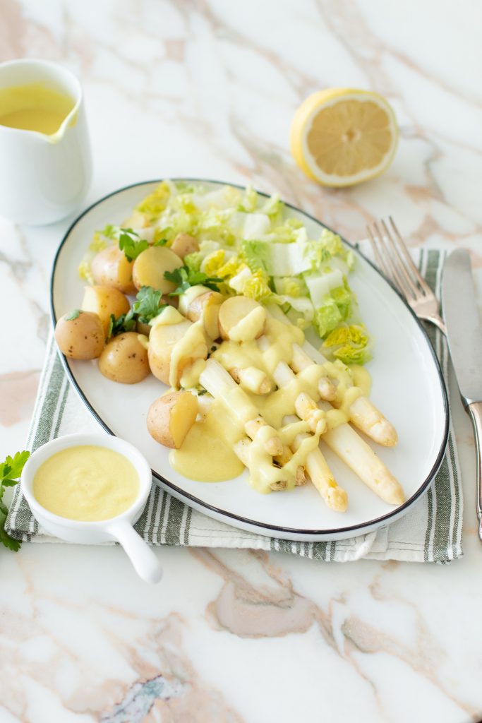 Vegane Sauce Hollandaise mit Spargel - Leicht &amp; Lecker - NaturallyGood