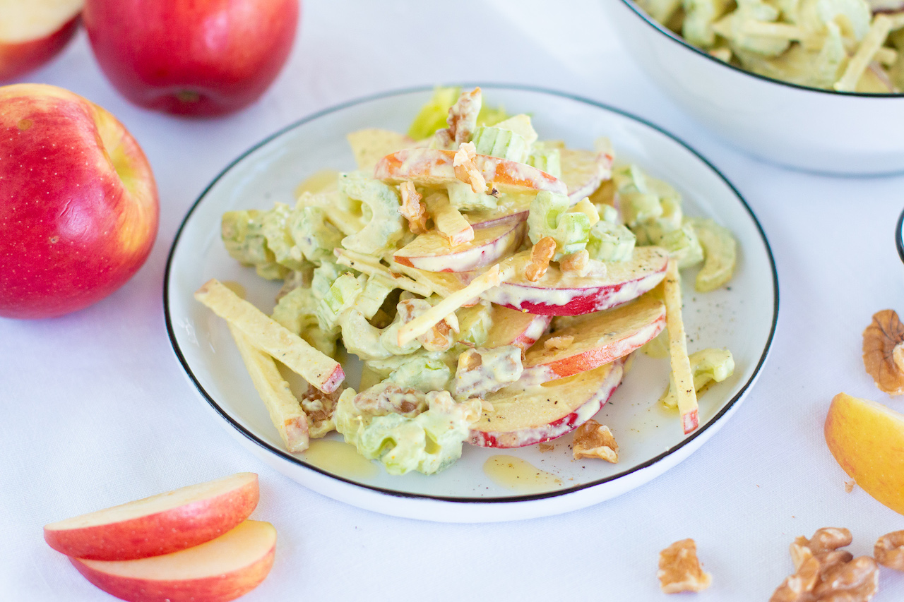 Leichter Waldorf-Salat mit gesunder Mayonnaise {vegan &amp; gesund ...